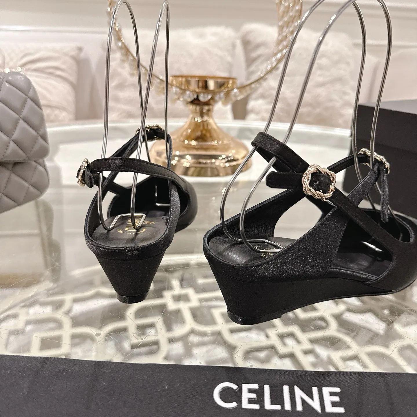 👟👟Ex-factory price 540👟👟 Chanel Xiaoxiang 25ss early spring new product silk satin sandals series French style, so beautiful that it is so beautiful! This is what an elegant and romantic fairy should be like! The minimalist color scheme and silk satin are deeply rooted in people's hearts. It goes well with skirts or casual wear! Fabric: Made of original customized silk Lining: Sheepskin Outsole: Genuine leather outsole imported from Italy Heel height: 4.5cm Size: 35-39 (40.41.42 customization is non-refundable)